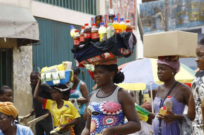 Aumenta a pobreza entre "zungueiras" de Luanda, diz associação